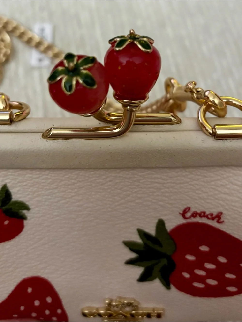 🍓 Coach Nora Kisslock Card Case Wild Strawberry Print Gold Chain Crossbody - Picture 3 of 11